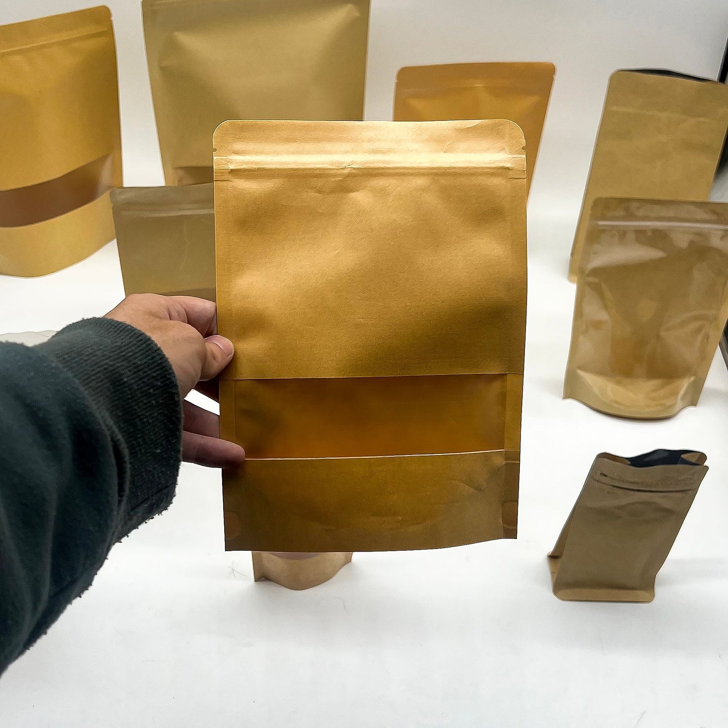 10 Kraftfensterbeutel mit Griffverschluss, 18x26 cm - Naturpapier mit Sichtfenster