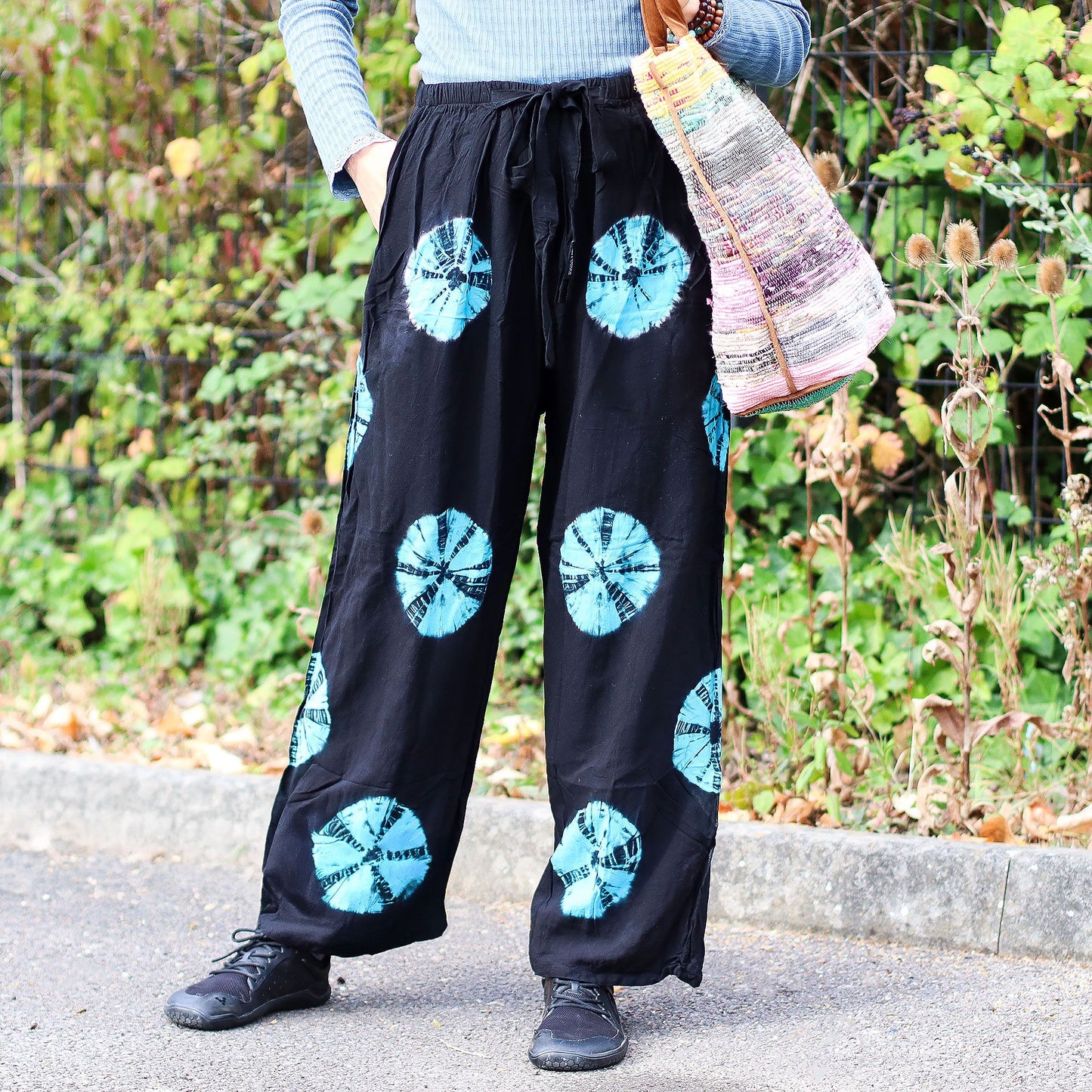 Handgefertigte Lounge-Hose in Schwarz mit blauem Kreismuster - Größe M