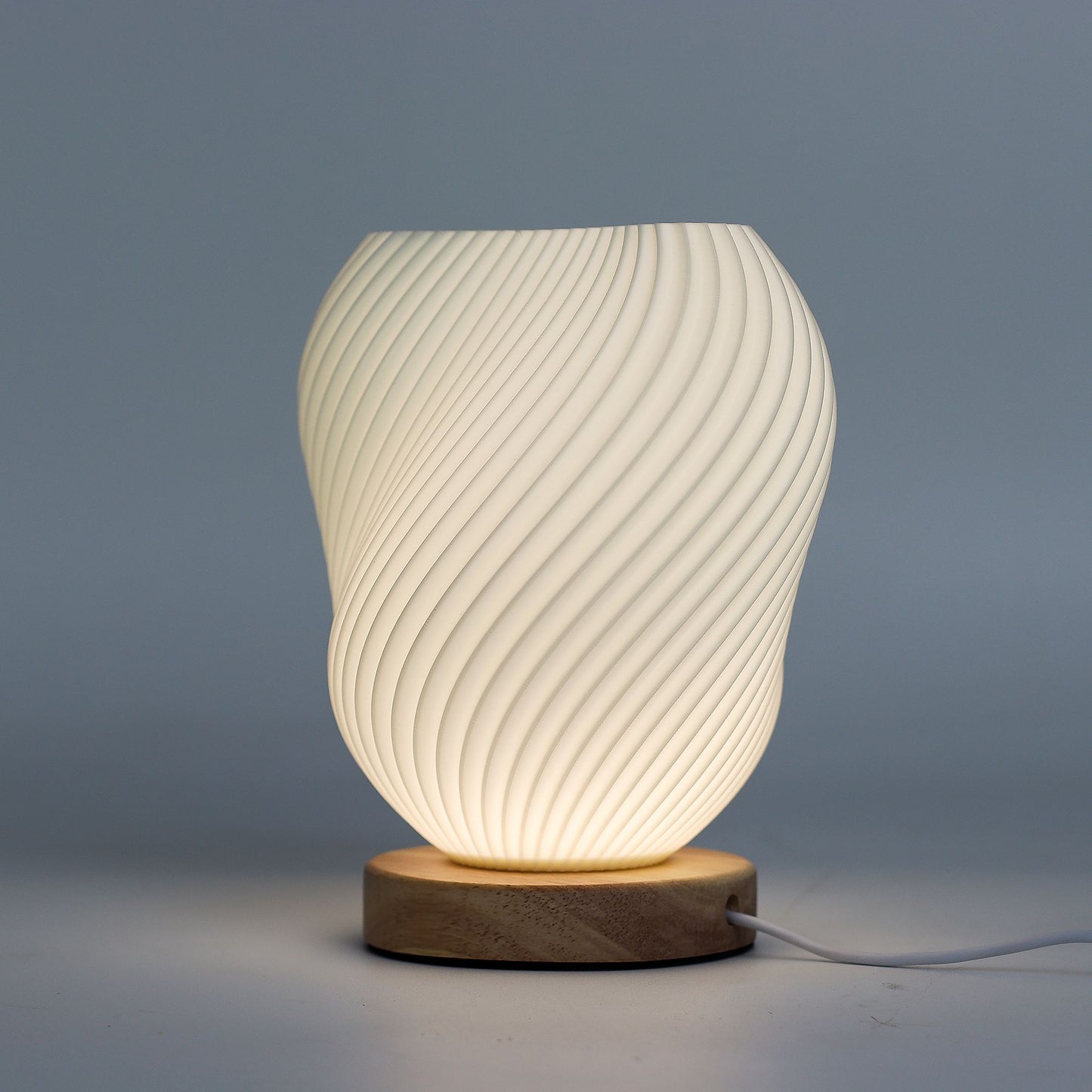 New Wave Lampe - Skulpturale USB-Tischleuchte mit spiralförmigem Design
