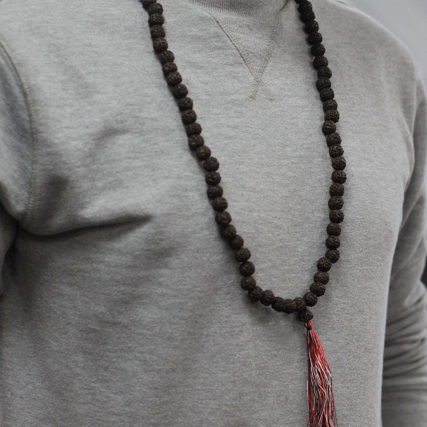 Traditionelle Mala mit 108 dunklen Rudraksha-Perlen aus Holz