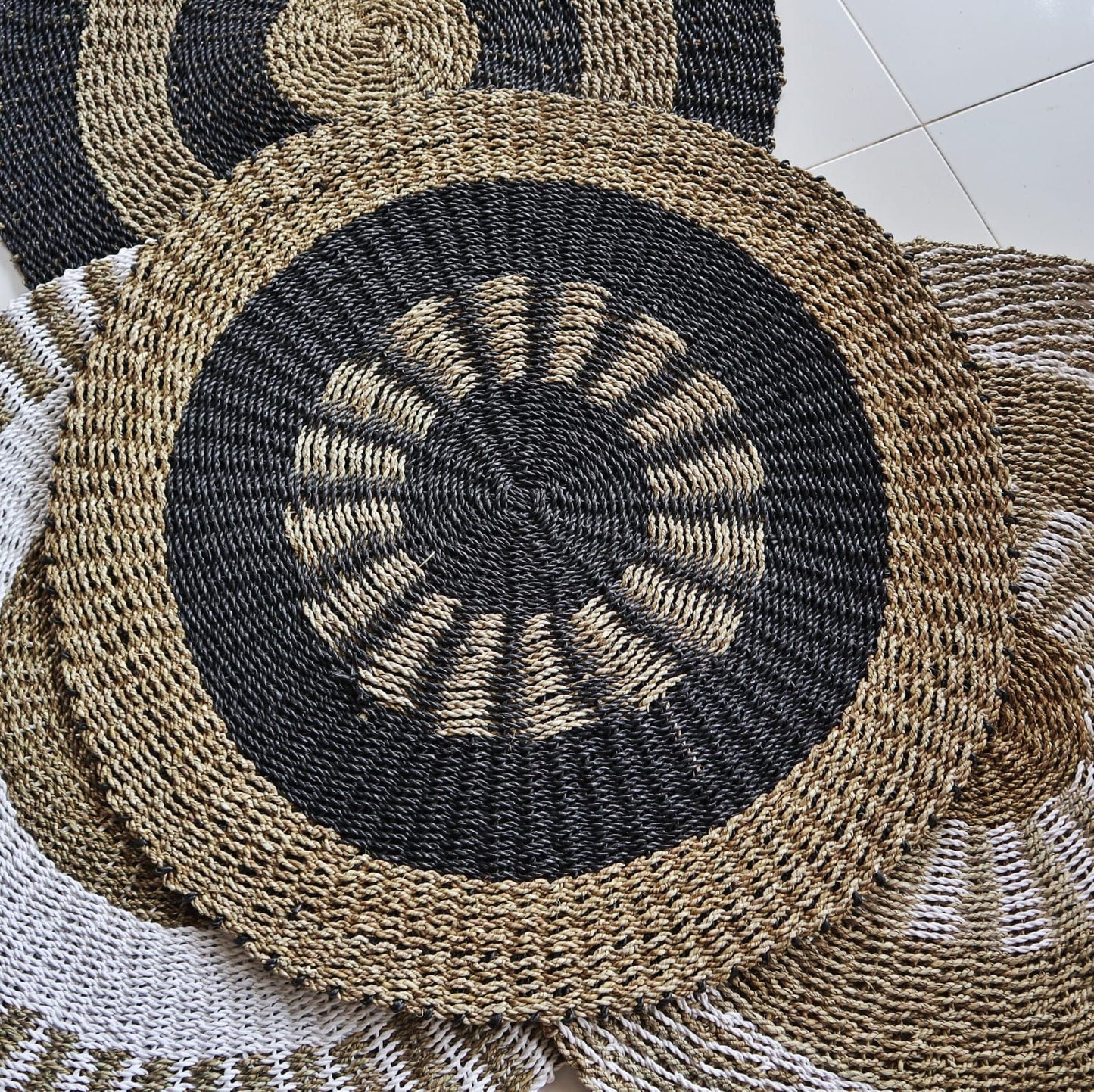 Runder Seegras-Teppich in Schwarz-Beige, 100 cm – Handgewebtes Naturprodukt