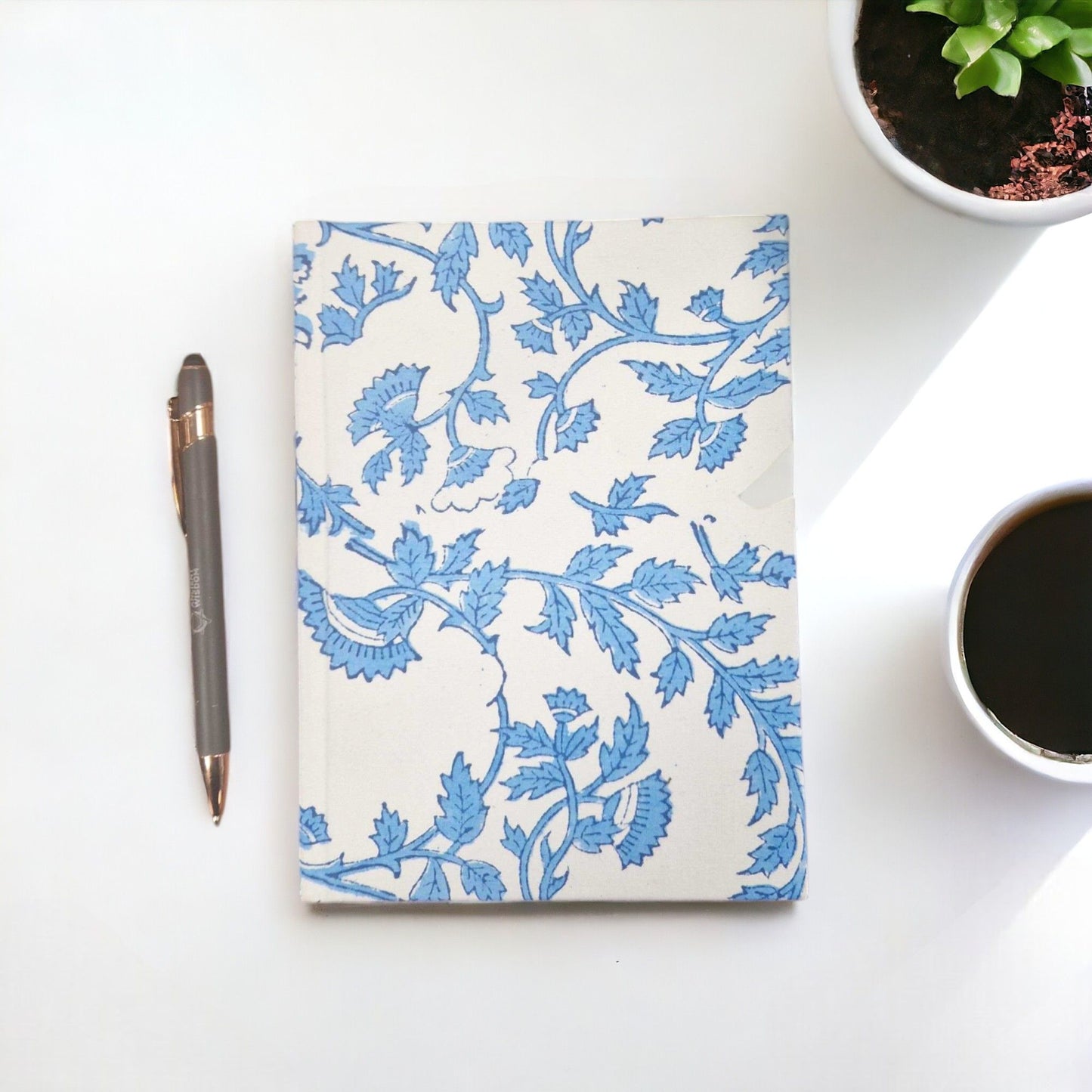 Notizbuch mit floralem Handdruck – Hellblau, 96 Seiten aus Baumwollpapier