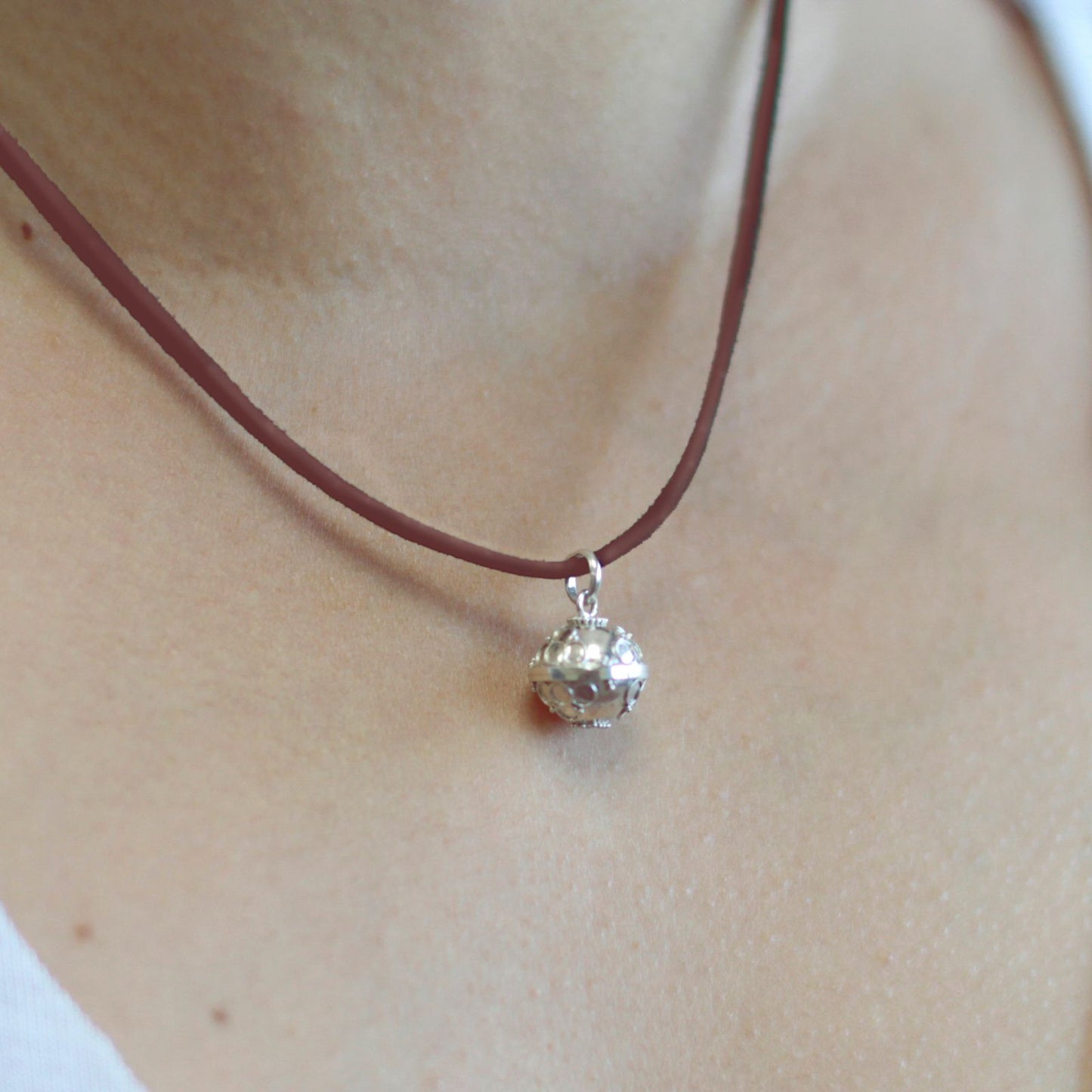 Silberne Engelsglocke 'Glaube' – Handgefertigter Anhänger aus Bali