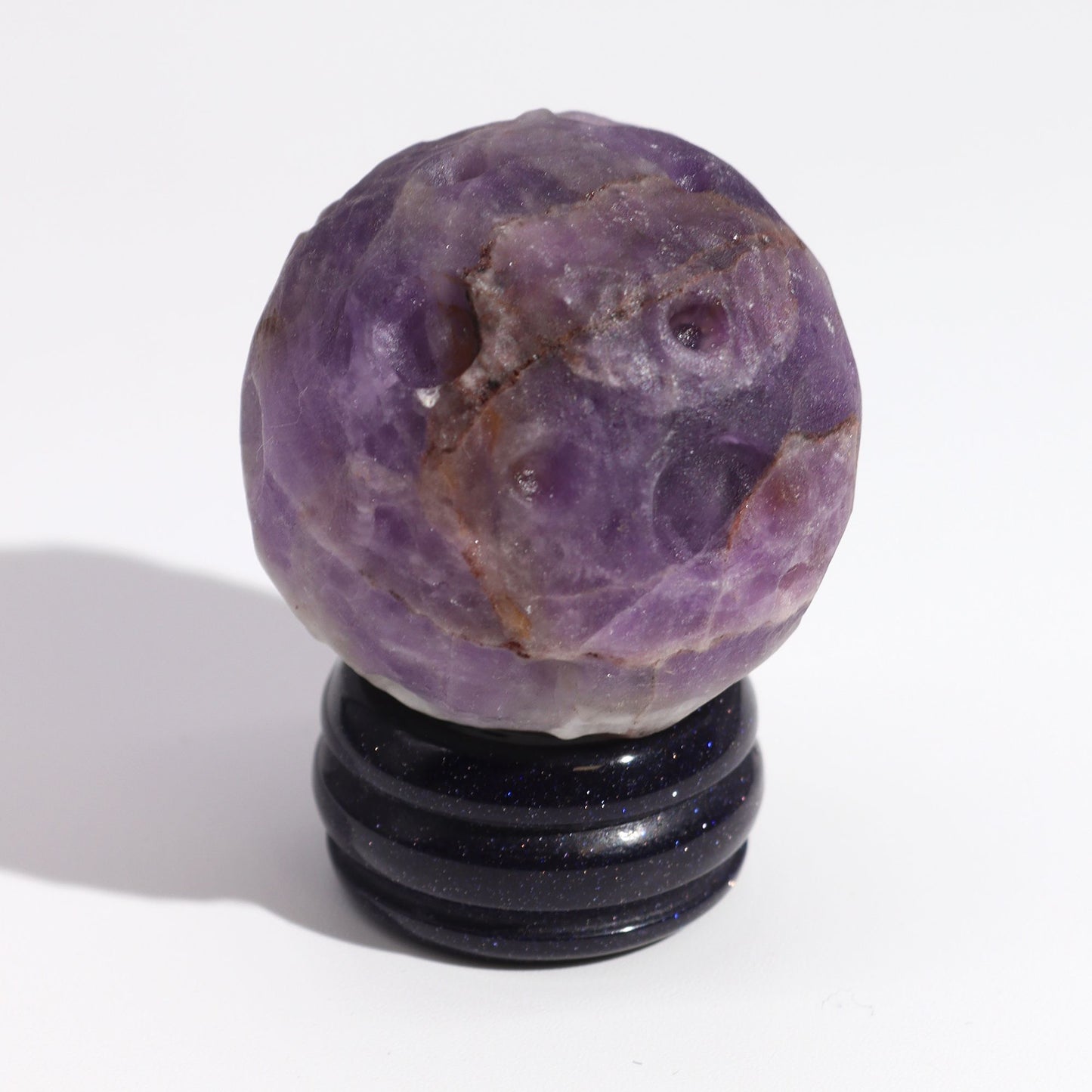 Amethyst-Kugel 'Jupiter' auf Goldfluss-Sockel – 40mm Edelstein-Planet