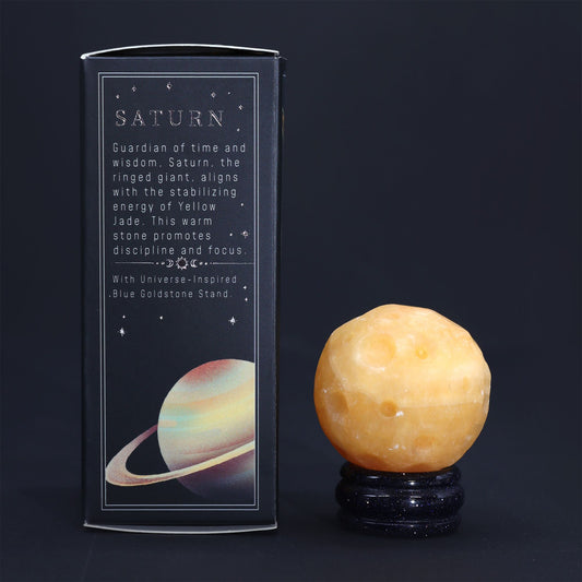 Saturn Edelsteinkugel aus Gelbem Jade – 40mm auf Goldfluss-Sockel