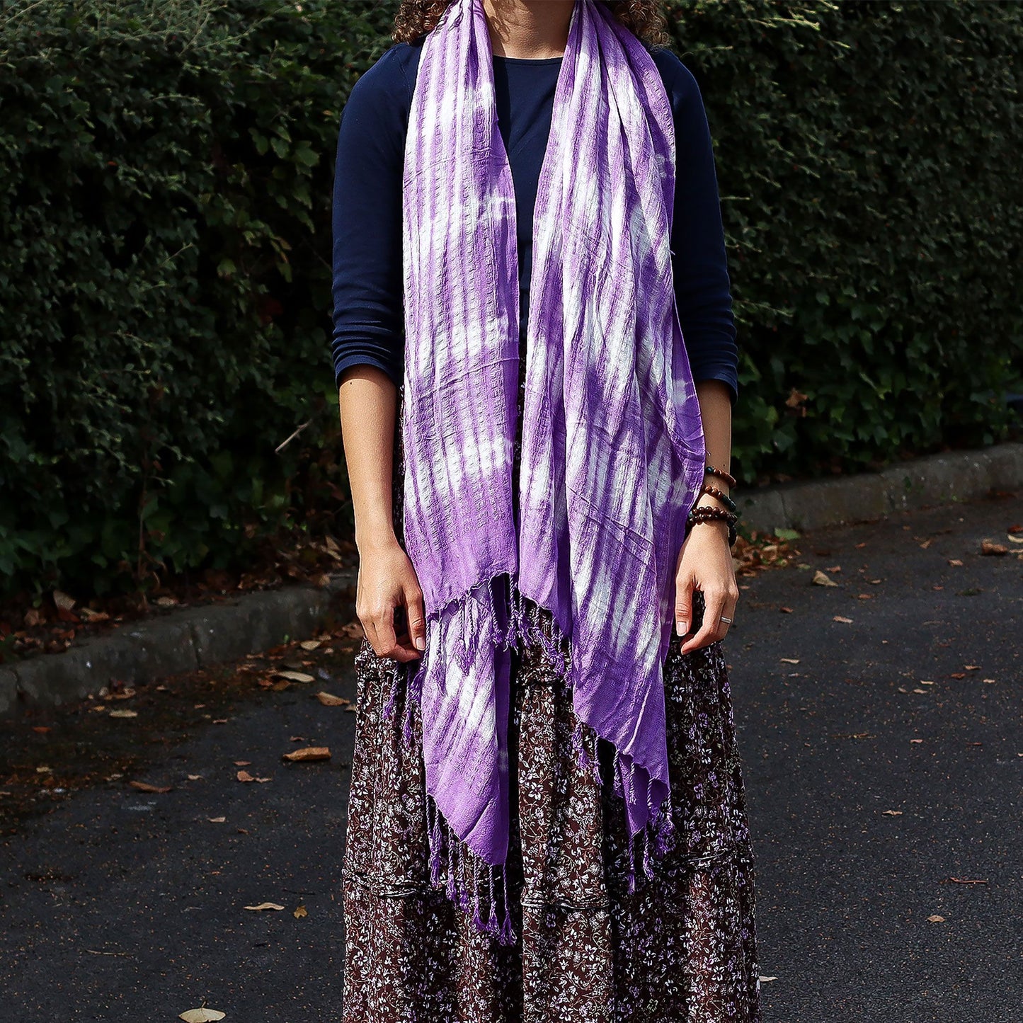 Luftige Lavendel-Stola mit floralen Motiven – Schal & Tuch