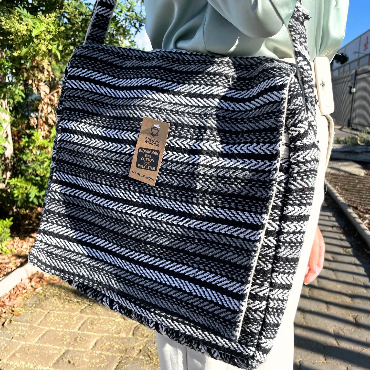 Laptoptasche 'Grey Stripe' – Handgefertigte Baumwolltasche mit gepolstertem Fach