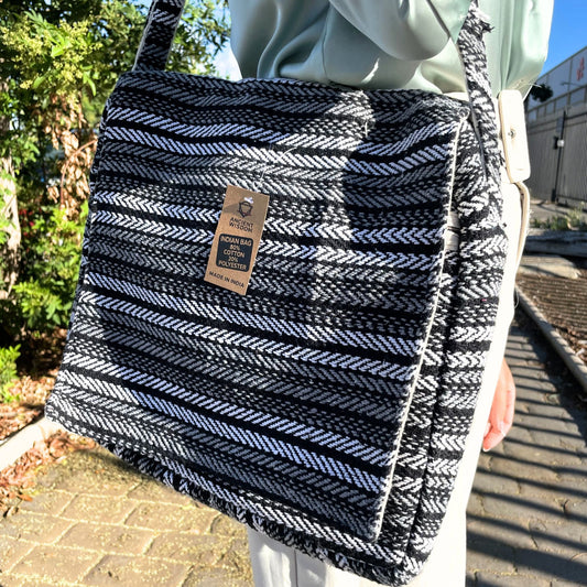 Laptoptasche 'Grey Stripe' – Handgefertigte Baumwolltasche mit gepolstertem Fach