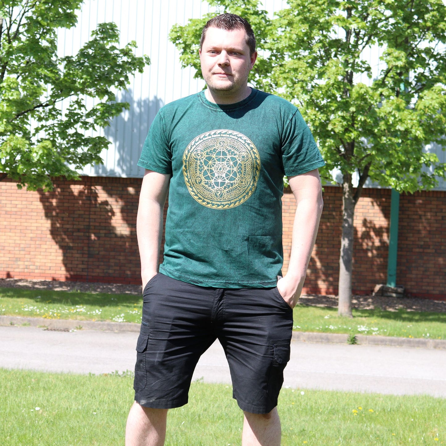 Grünes Chakra T-Shirt – Steinwasch-Optik für natürlichen Komfort