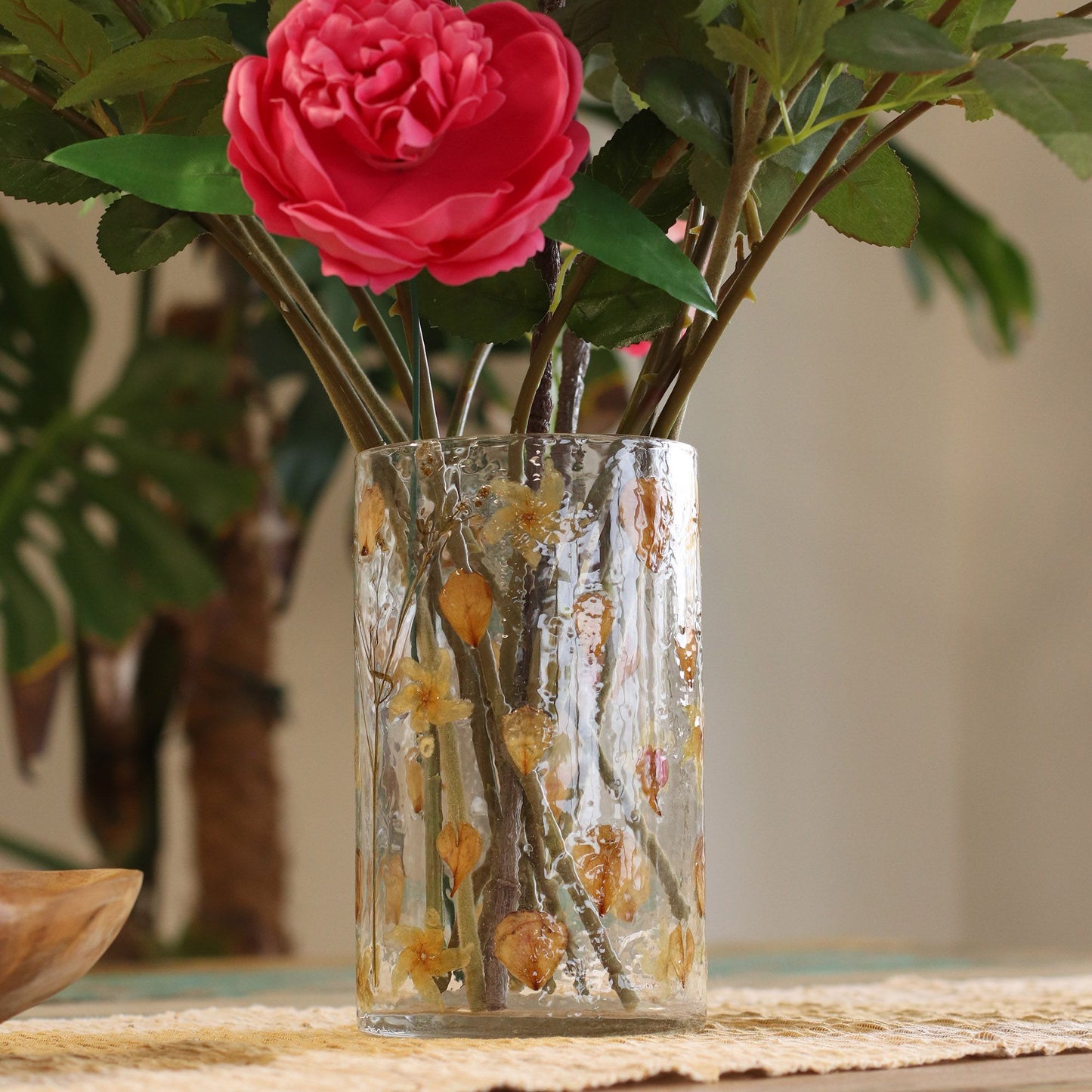 Hoher Kerzenhalter 'Rose' – Natürliches Lichtspiel aus recyceltem Glas