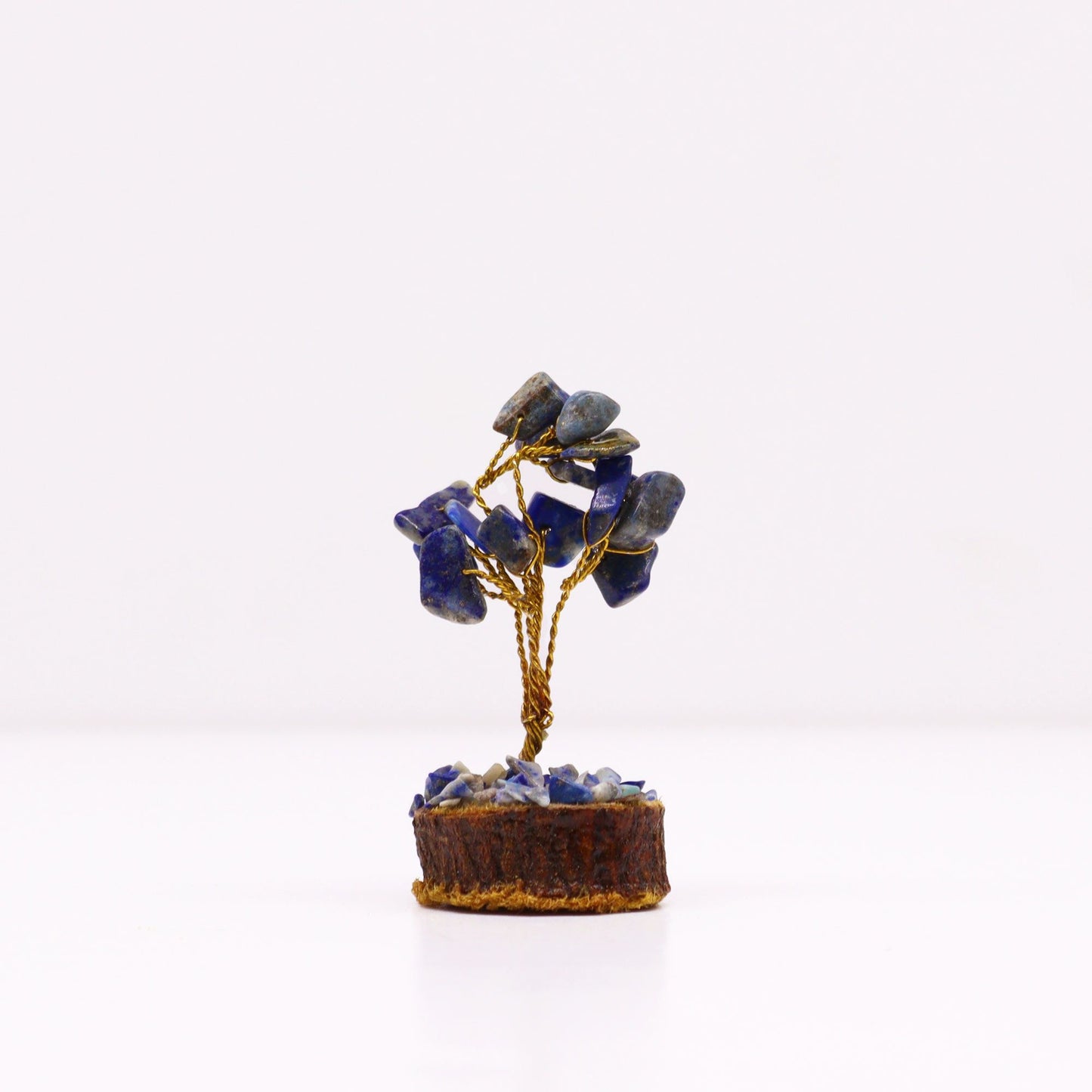 Mini-Edelsteinbaum aus Sodalith auf Holz – Handgefertigte Deko mit 15 Steinen