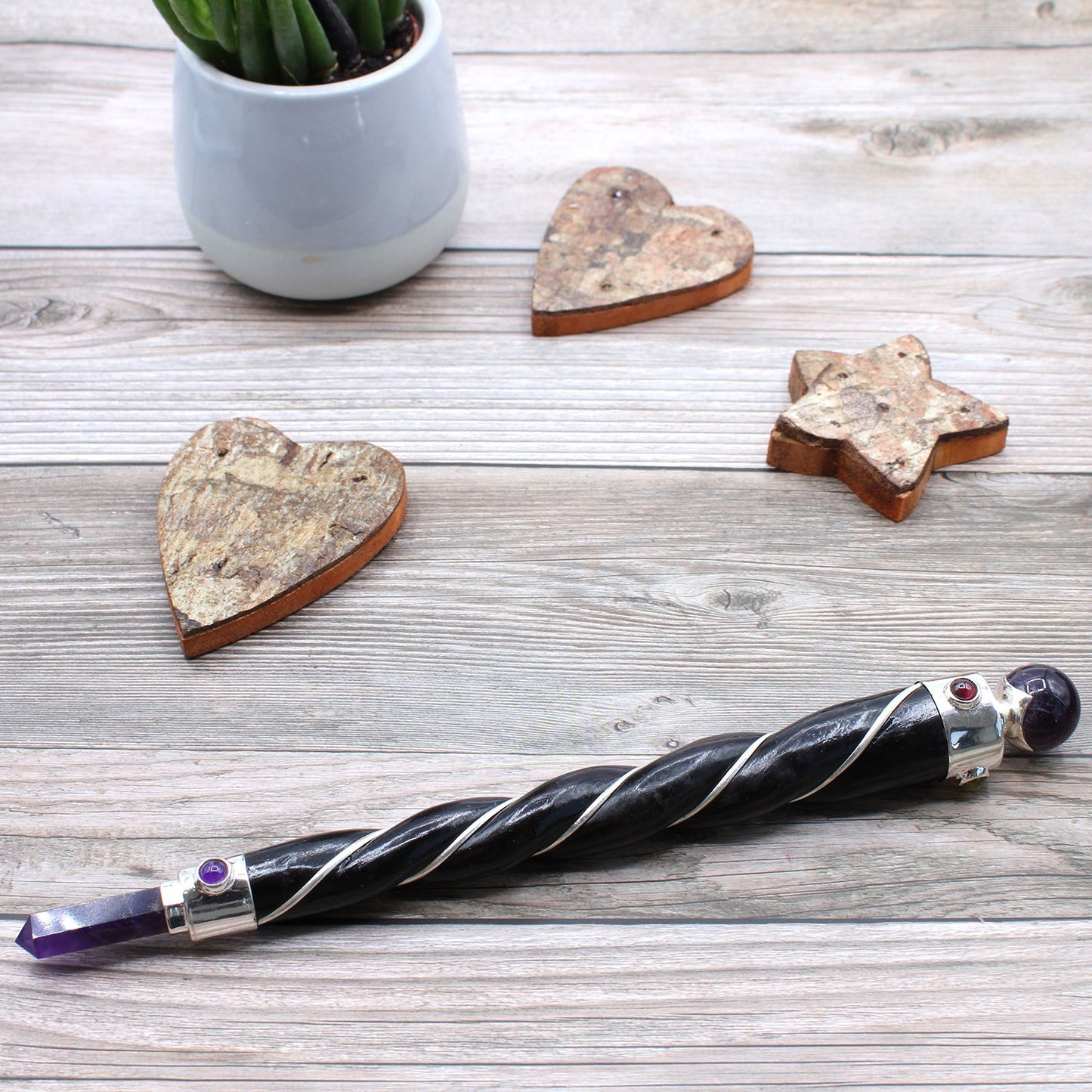 Handgefertigter Energiestab mit Amethystkugel - Versilbertes Design