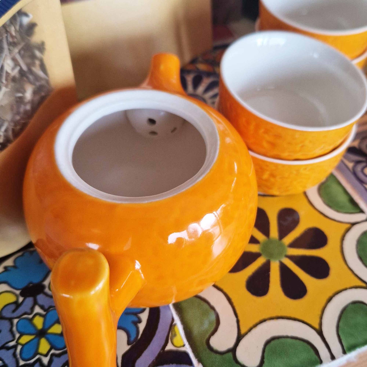 Orangenfreude Teeset – Keramik-Teekanne mit 4 Tassen