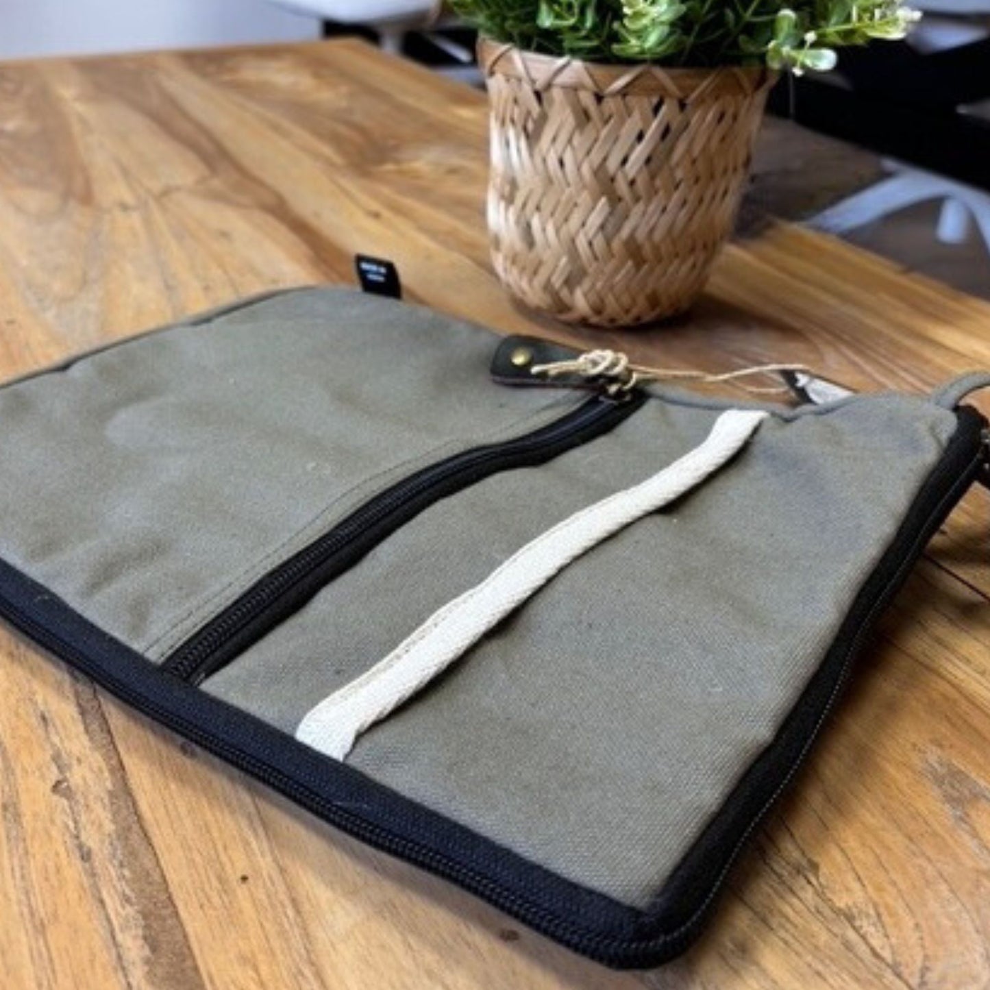 Laptop-Tasche Canvas Travel in Oliv – Handgefertigt aus Jute und Baumwolle für Geräte bis 24x33 cm