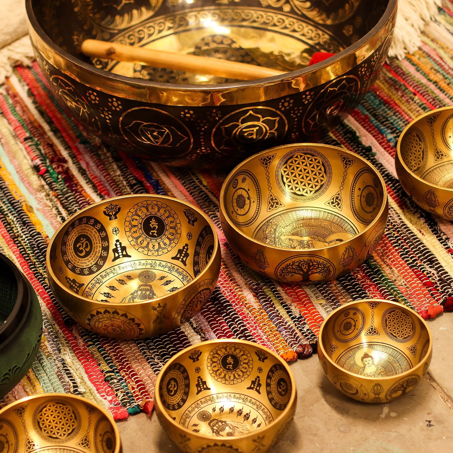 Set mit vier handgravierten Buddha-Klangschalen aus Messing