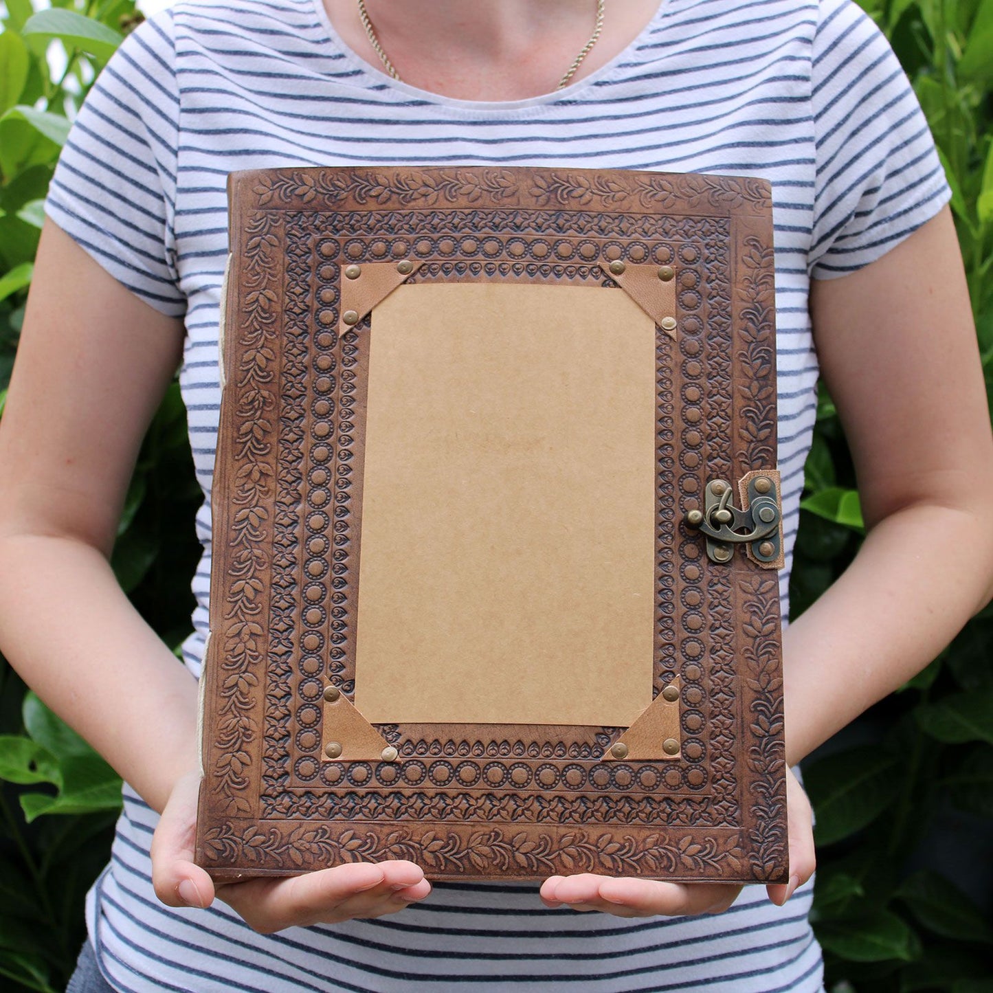 Exklusives Gästebuch aus Leder, 25x32,5 cm, 200 Seiten - Personalisierbar