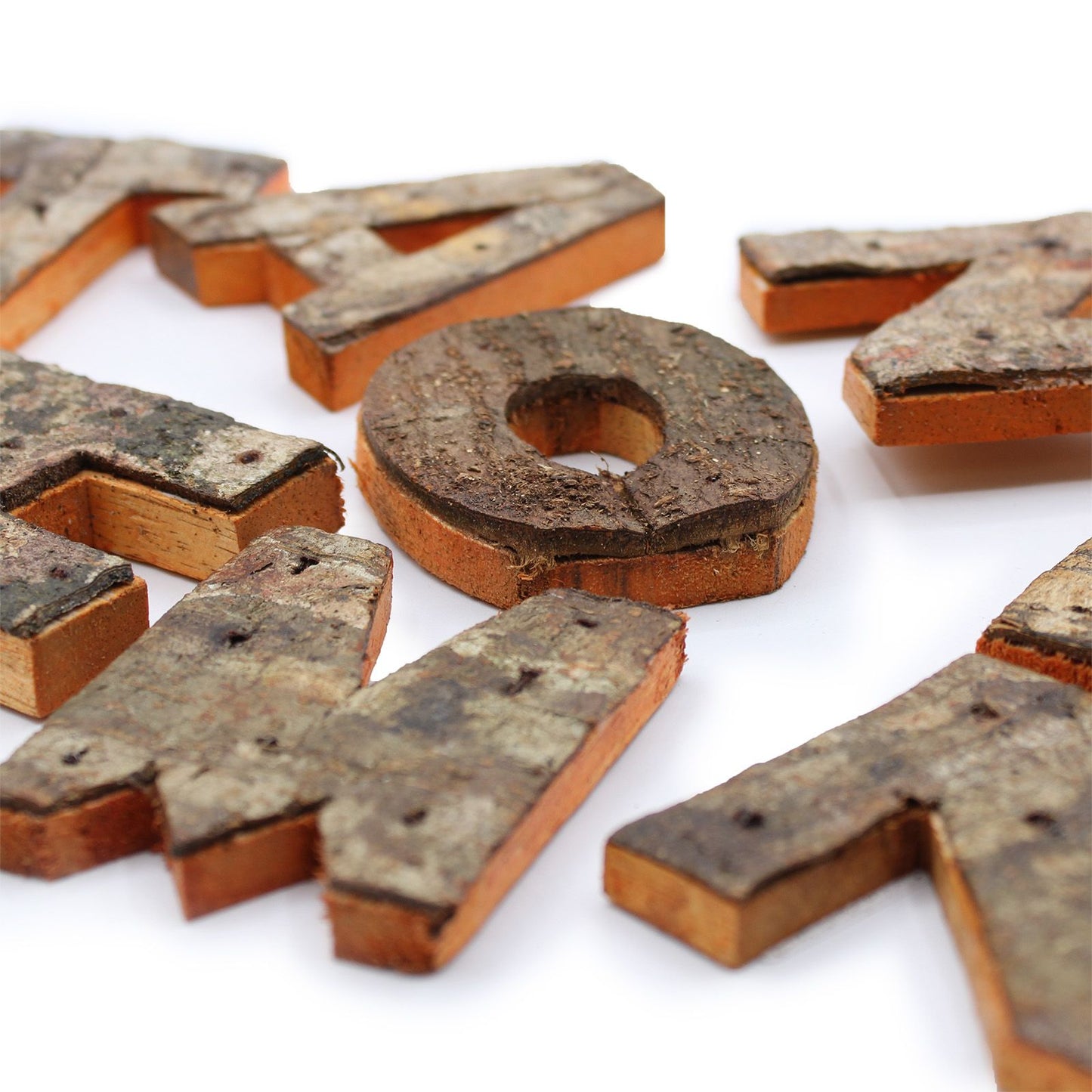 LOVE Buchstaben-Set aus Albasia-Holz mit rustikaler Rinde und Farbakzenten