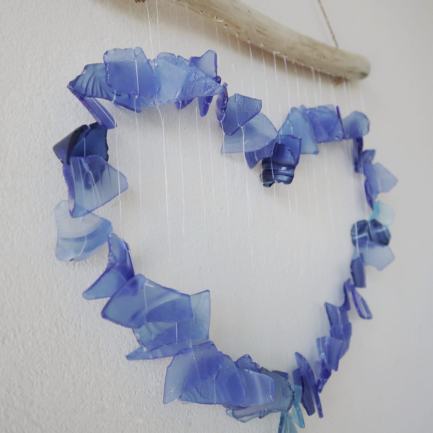 Windspiel 'Love Chime' in Blau - Handgefertigt aus Recyclingglas & Treibholz