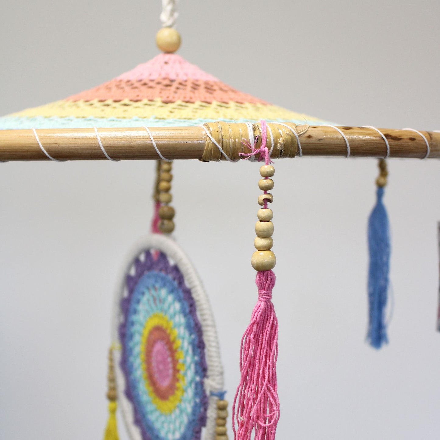 Großformatiger Traumfänger 'Bali Payung' (140cm) in Pastellfarben