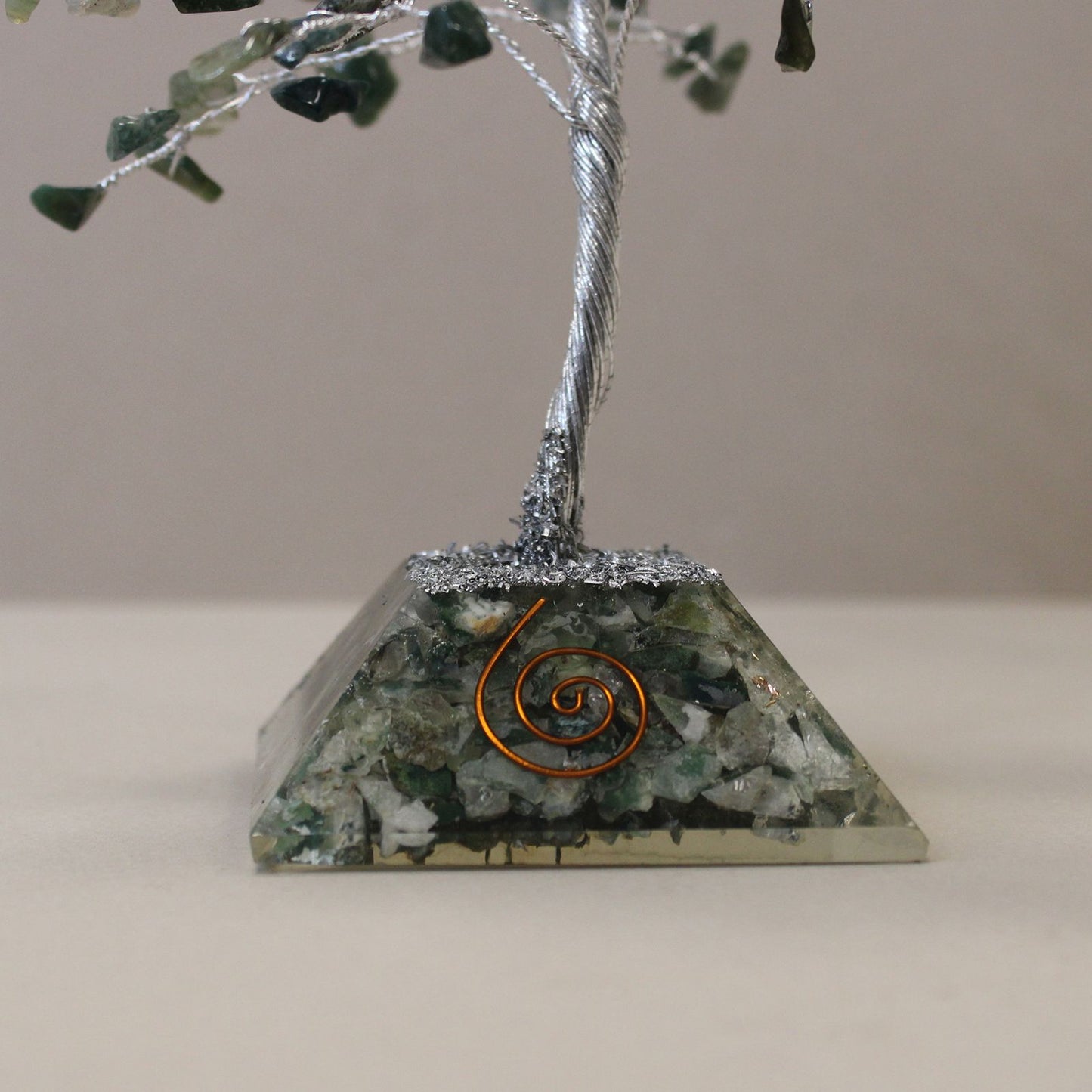 Orgonit-Pyramide mit Moosachat-Kristallbaum – 160 Steine
