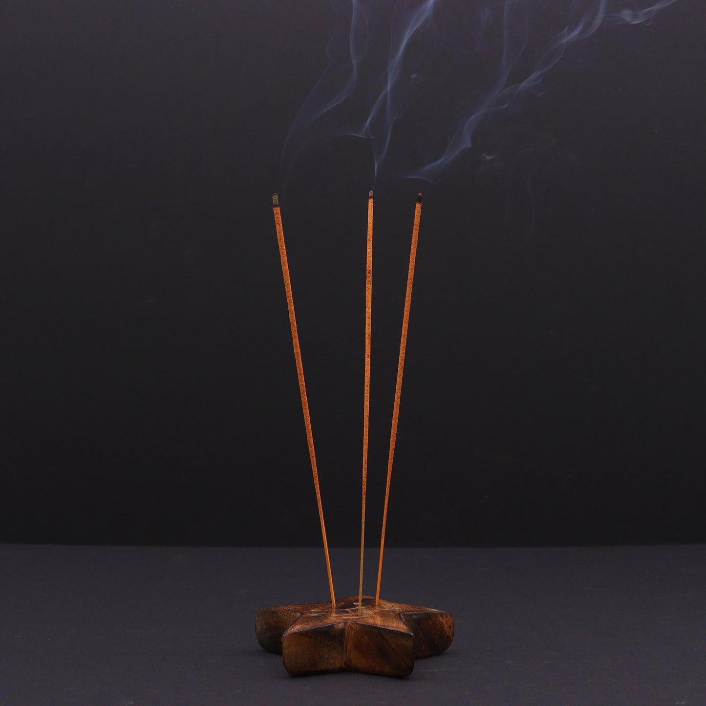 Set mit 12 Sternzeichen-Räuchersternen aus Mangoholz und Messing