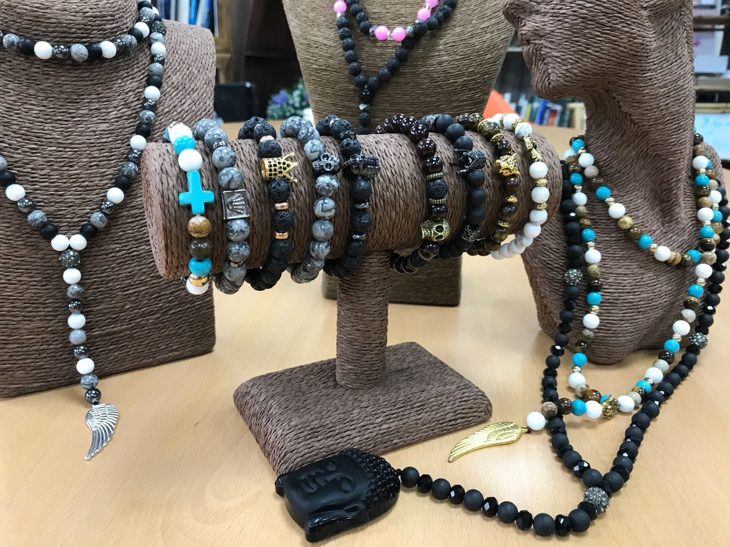 Dehnbares Grauachat-Armband mit Kronenbarren – Schutzstein & spirituelles Accessoire