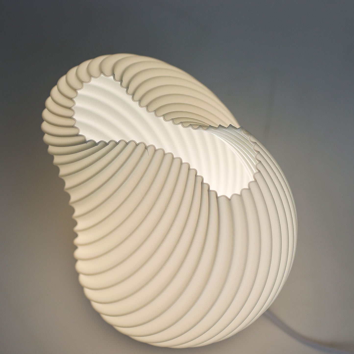 New Wave Lampe - Skulpturale USB-Tischleuchte mit spiralförmigem Design