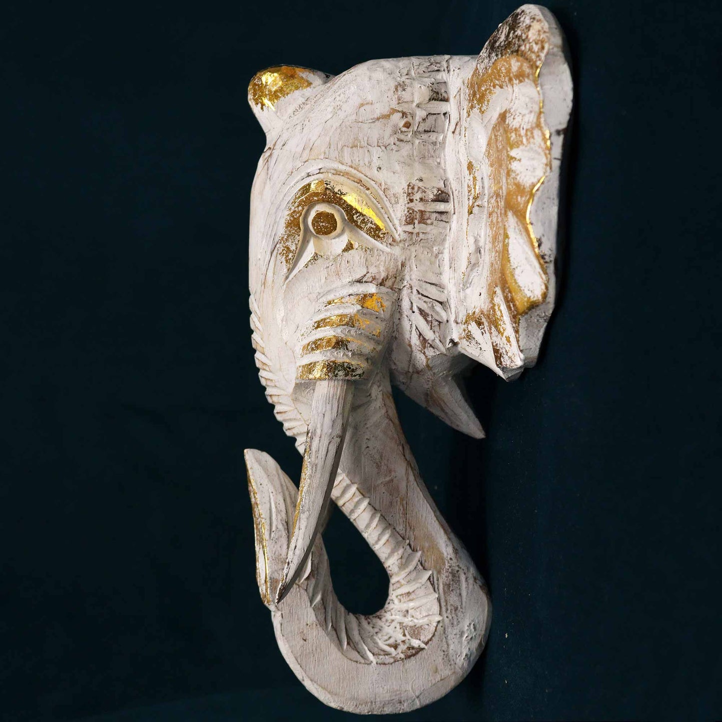 Großer Elefantenkopf in Gold und Weiß - Handgeschnitzte Holzskulptur für die Wand