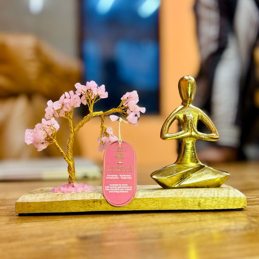 Handgefertigter Rosenquarz-Baum in Namaste-Pose – 100 Edelstein-Chips auf Mango-Holz