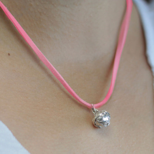 Silberne Engelsglocke 'Liebe' – Handgefertigt in Bali aus 925er Sterlingsilber