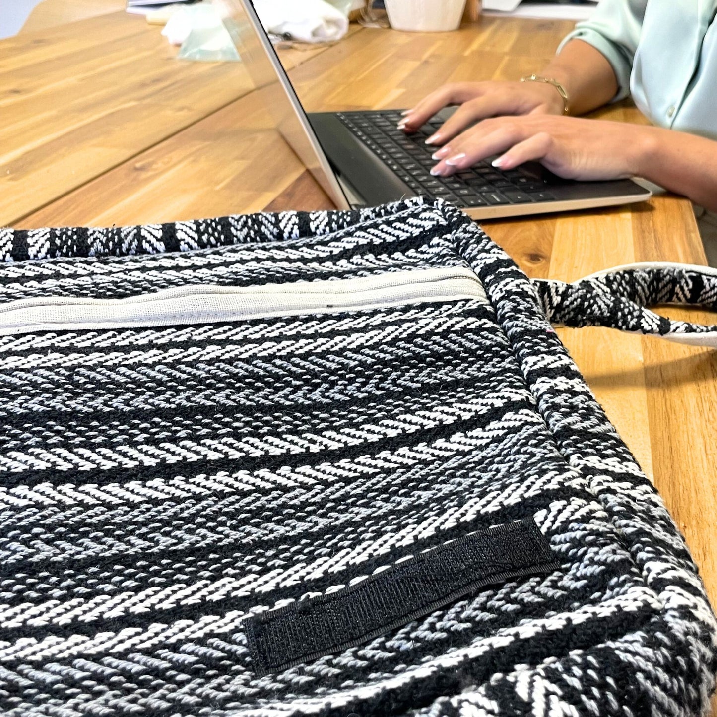 Laptoptasche 'Grey Stripe' – Handgefertigte Baumwolltasche mit gepolstertem Fach