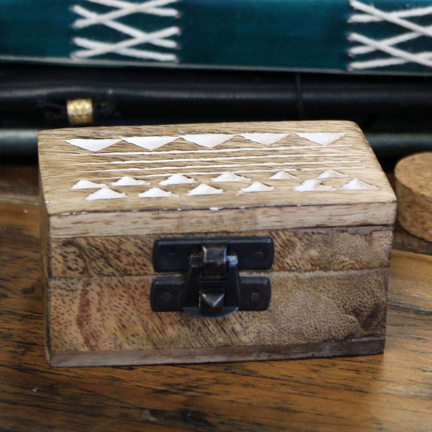 Handgeschnitzte Mangoholz-Box im Aztekendesign, weiß gewaschen - 3x1,5 Pillenbox