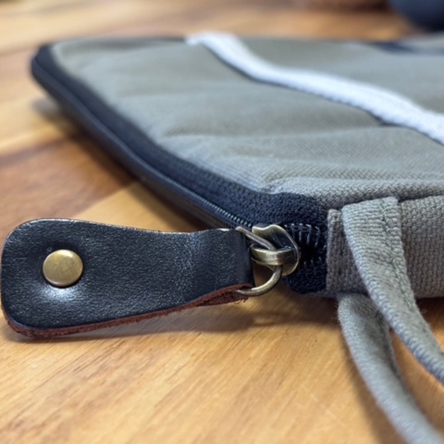 Laptop-Tasche Canvas Travel in Oliv – Handgefertigt aus Jute und Baumwolle für Geräte bis 24x33 cm