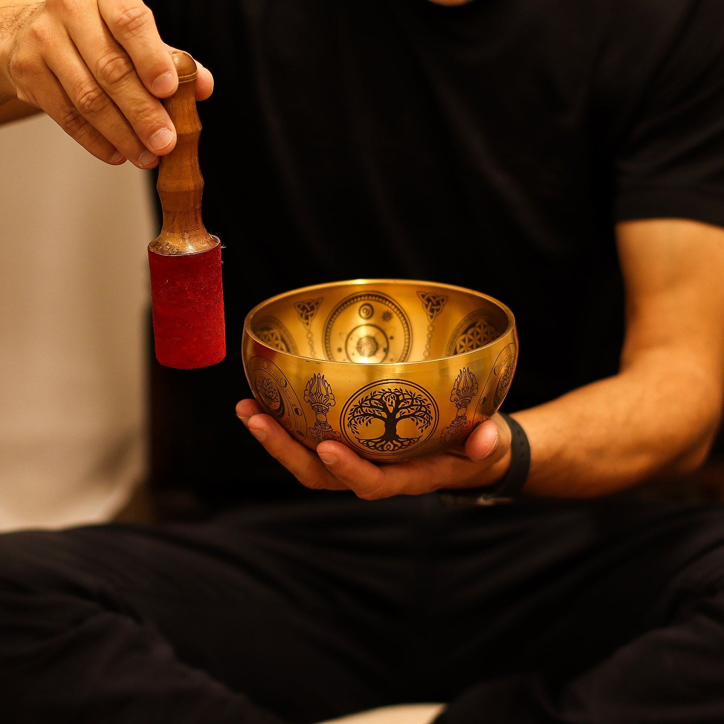 Set mit vier handgravierten Buddha-Klangschalen aus Messing