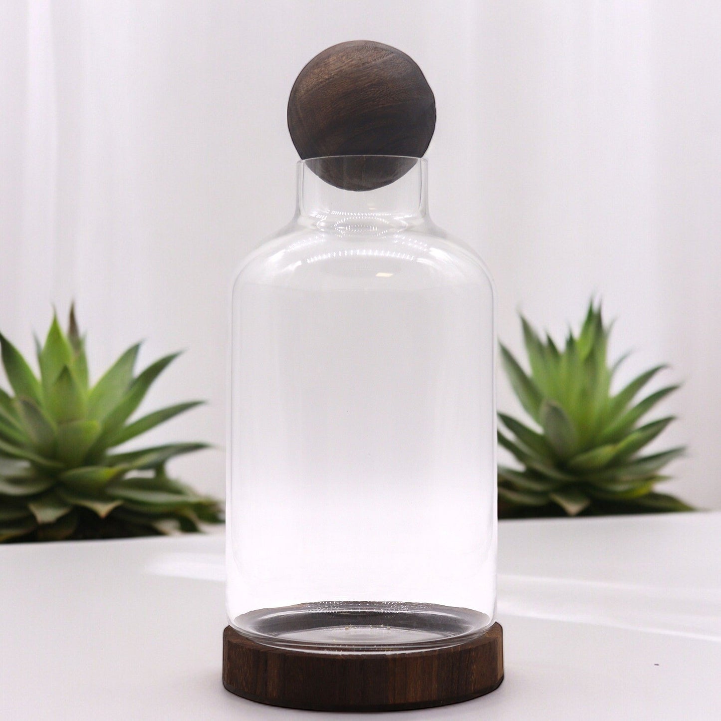 Großes Kugel-Terrarium auf Edelholz-Sockel - 16x23 cm