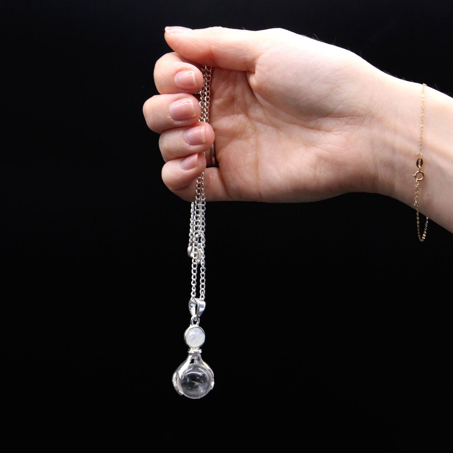 Bergkristall Hände Anhänger – Handgefertigtes Schmuckstück mit versilberter Fassung