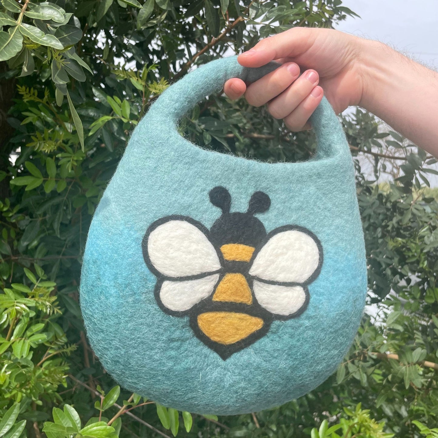 Handgefertigte Filztasche 'Bienenmotiv' in Blau-Grün mit Magnetverschluss