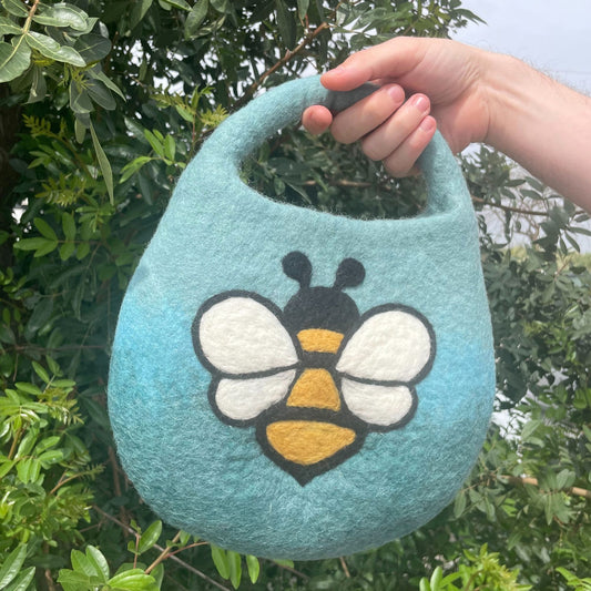 Handgefertigte Filztasche 'Bienenmotiv' in Blau-Grün mit Magnetverschluss