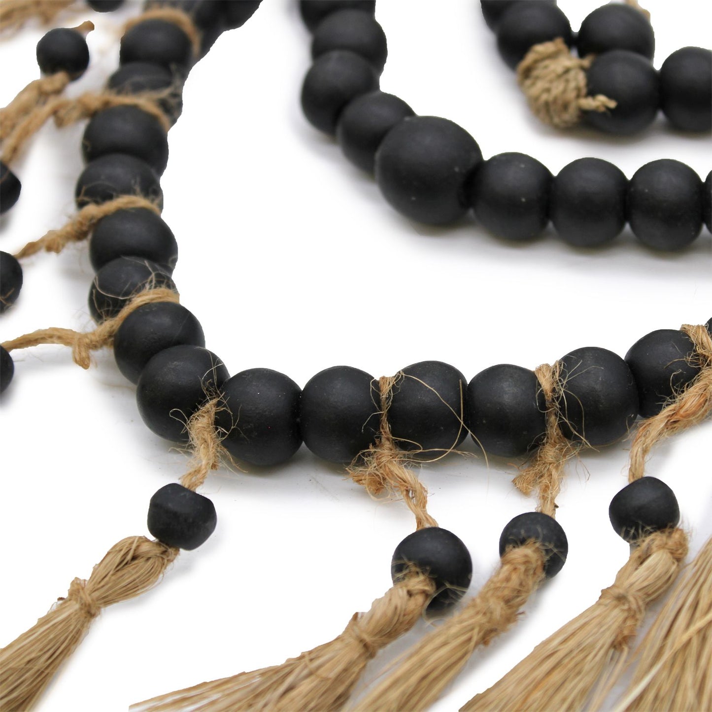 Wandschmuck Herz aus Raffia mit Kiefernholzperlen – Handgefertigte Naturdeko