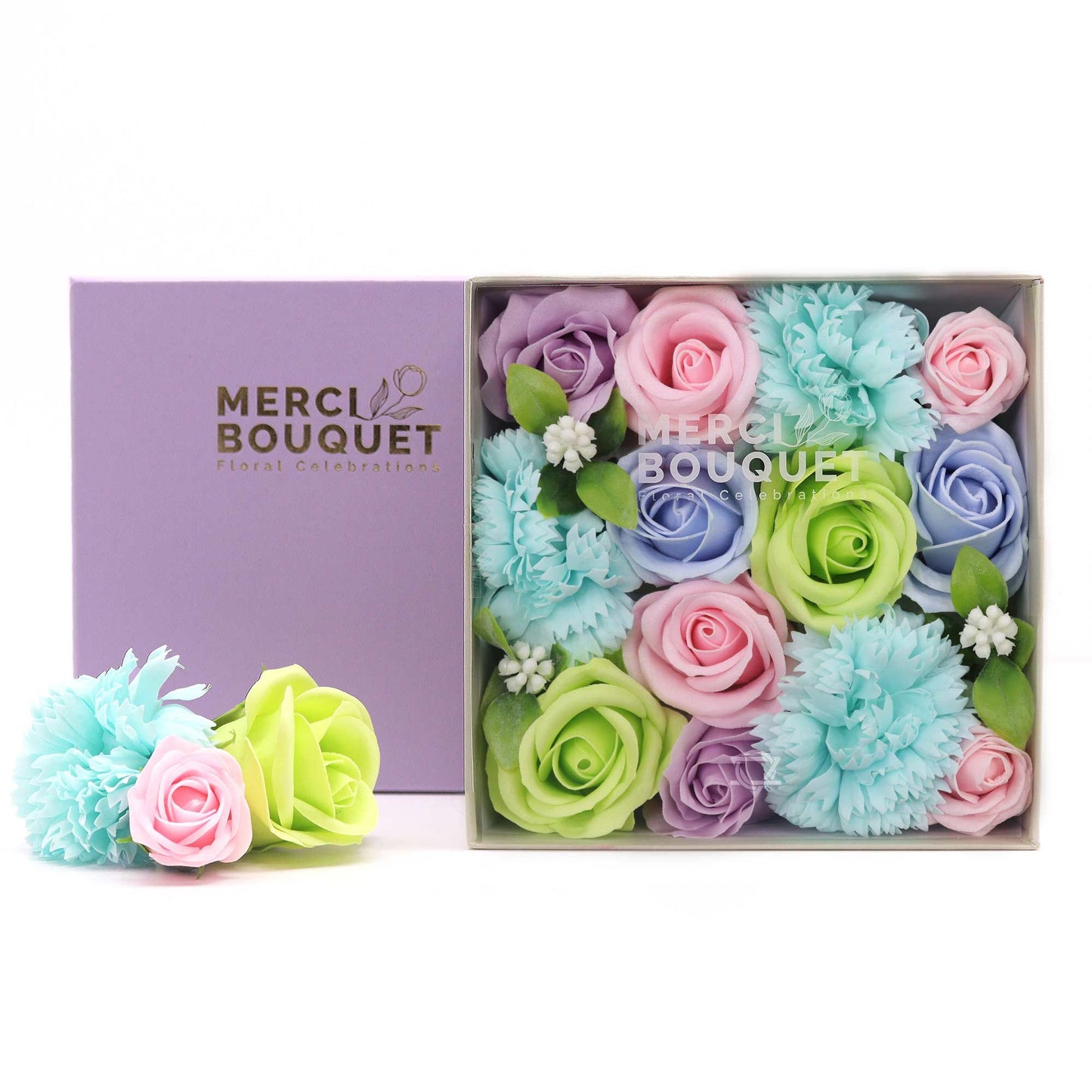 Quadratische Geschenkbox 'Babysegen' in Blau – Mit filigranen Seifenblumen