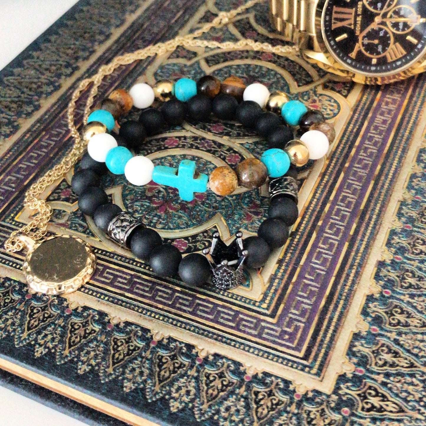 Dehnbares Grauachat-Armband mit Kronenbarren – Schutzstein & spirituelles Accessoire