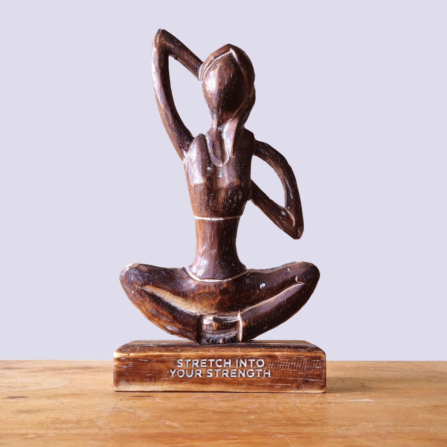 Handgeschnitzte Yoga-Figur Gomukhasana - Einzigartige Holzskulptur für innere Balance
