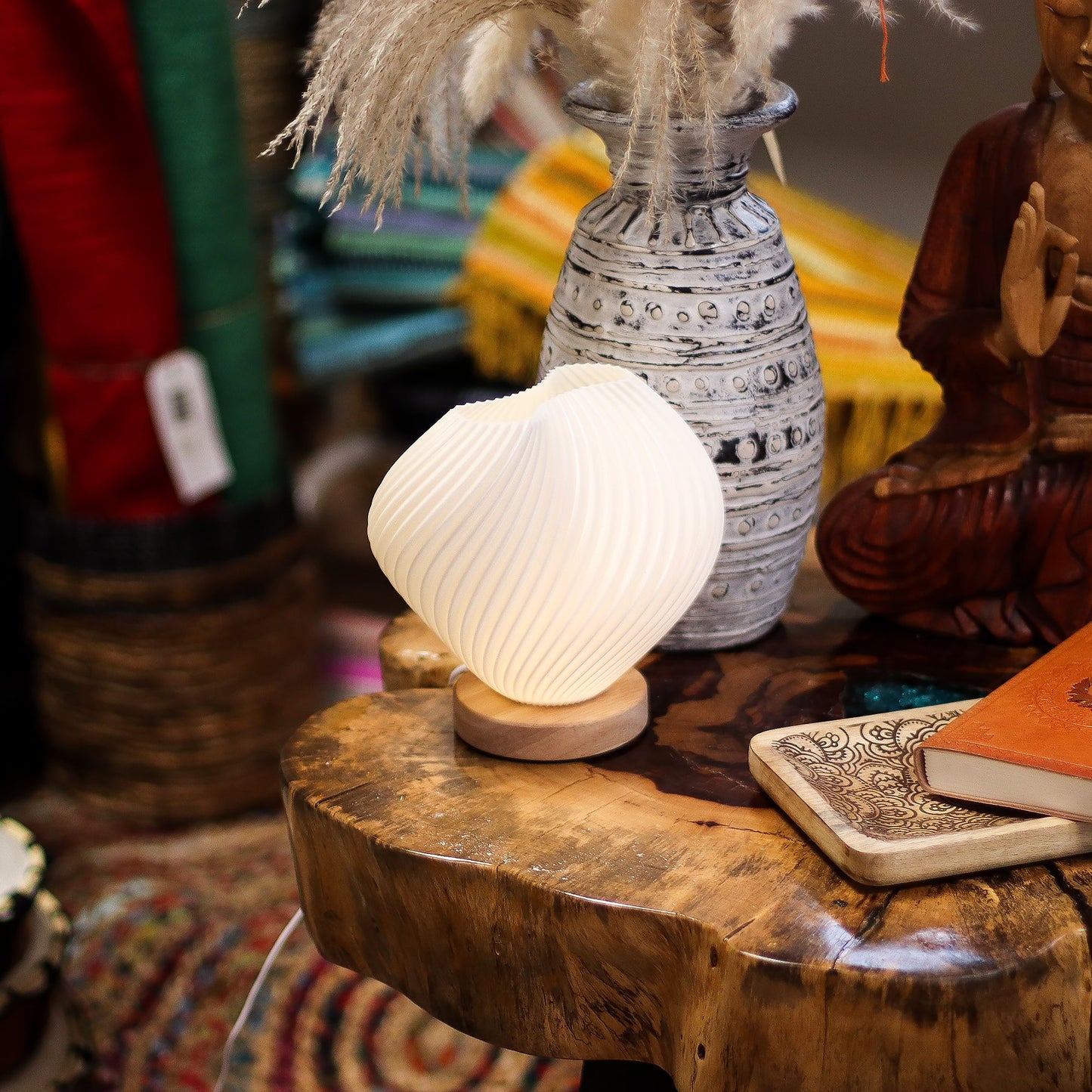 New Wave Lampe - Skulpturale USB-Tischleuchte mit spiralförmigem Design