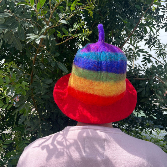 Handgefertigter Saunahut aus Wollfilz im Regenbogen-Design