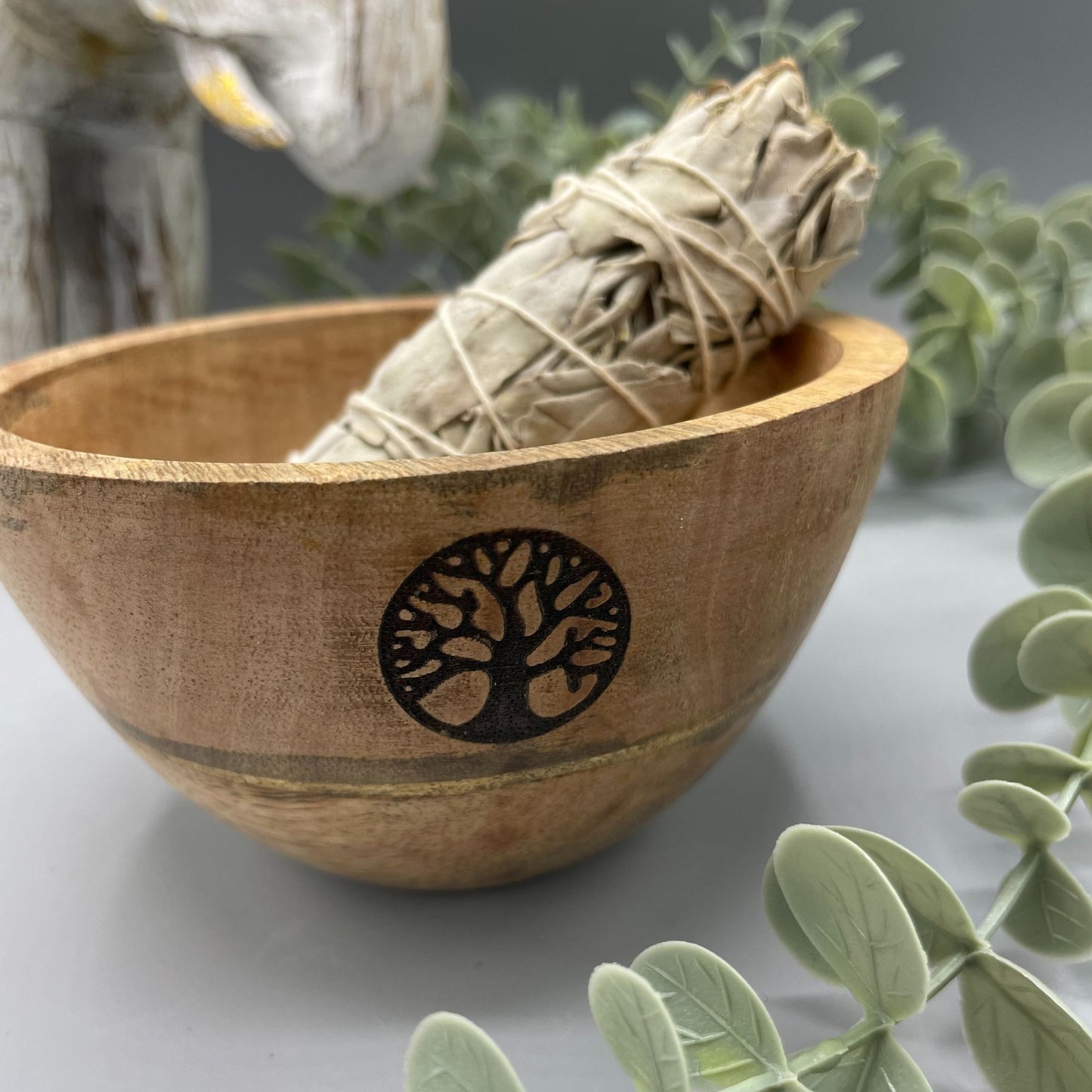 Ritualschale aus Mangoholz mit Lebensbaum-Gravur – Handgefertigt für Meditation & Energiearbeit