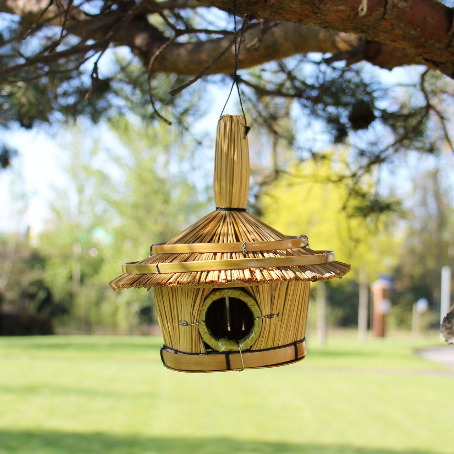 Rundes Vogelhaus aus Seegras mit Bambus-Windspiel | 17x17 cm | Naturdeko für Garten & Balkon
