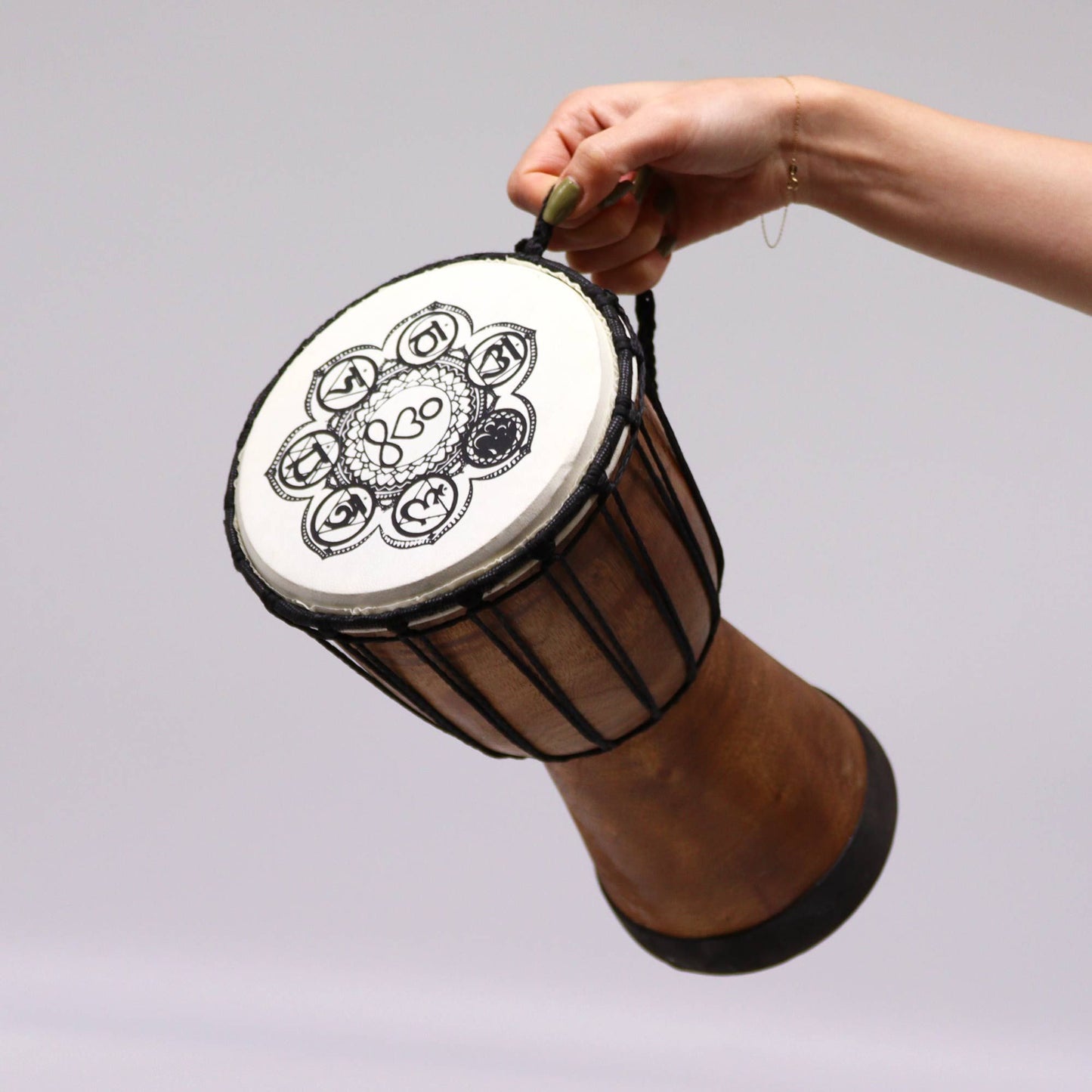 Handgefertigte Djembe-Trommel mit Chakra-Motiv – 30 cm Wide Top