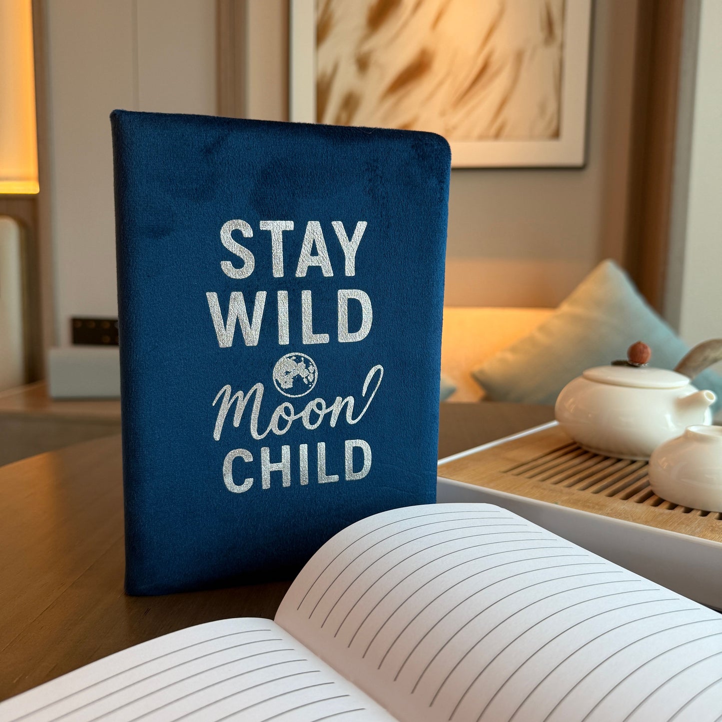 Notizbuch aus Samt in Dunkelblau – 80 Seiten mit Silberprägung 'Stay Wild Moon Child'