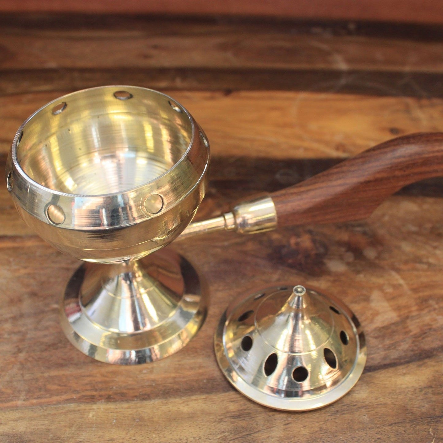 Räucherbrenner aus Messing – Zeitloses Design mit Holzgriff