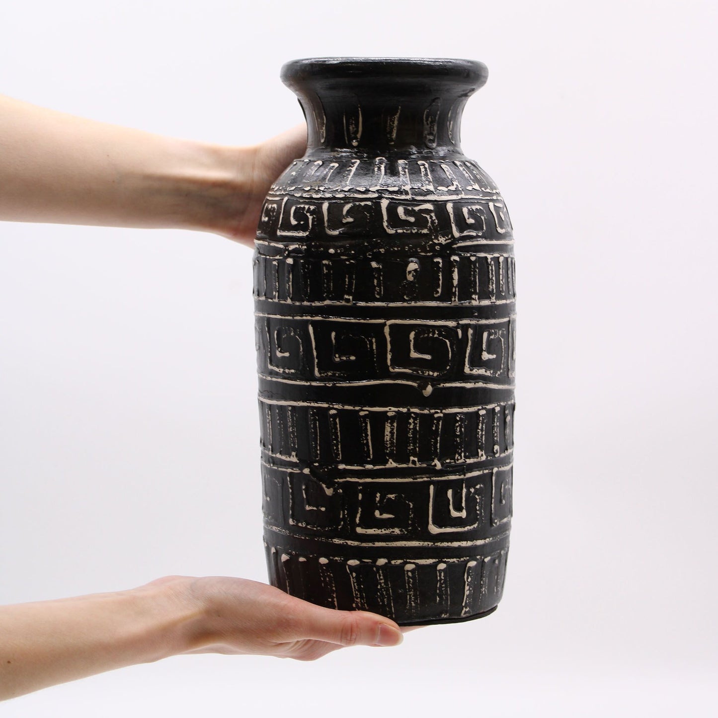 Keramikvase 'Greek Straight' in Schokolade – Handbemalt mit indonesischen Motiven